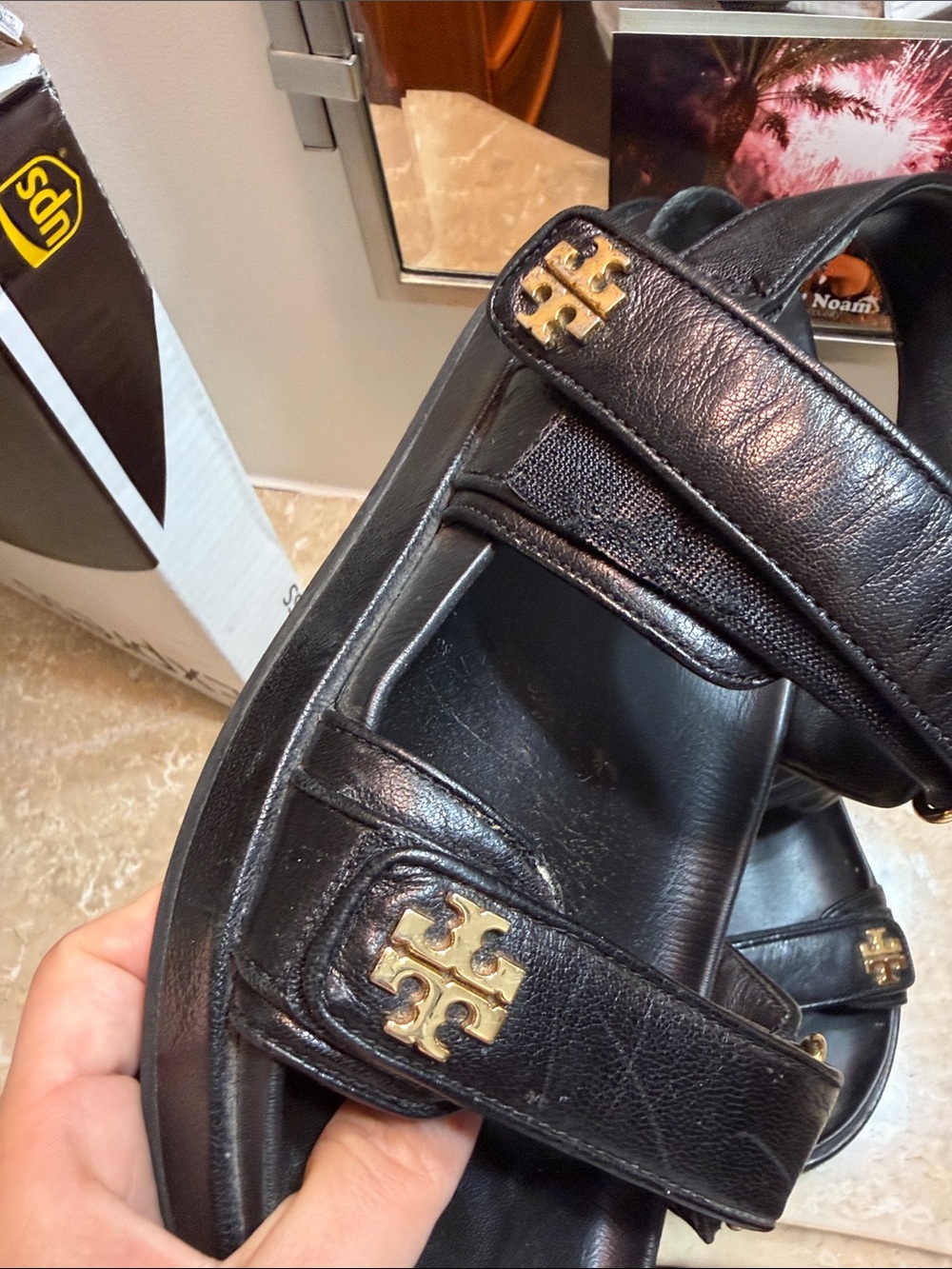 Tory Burch Black Leather woman Sandals with Gold Logo Accents - Picture 4 of 7